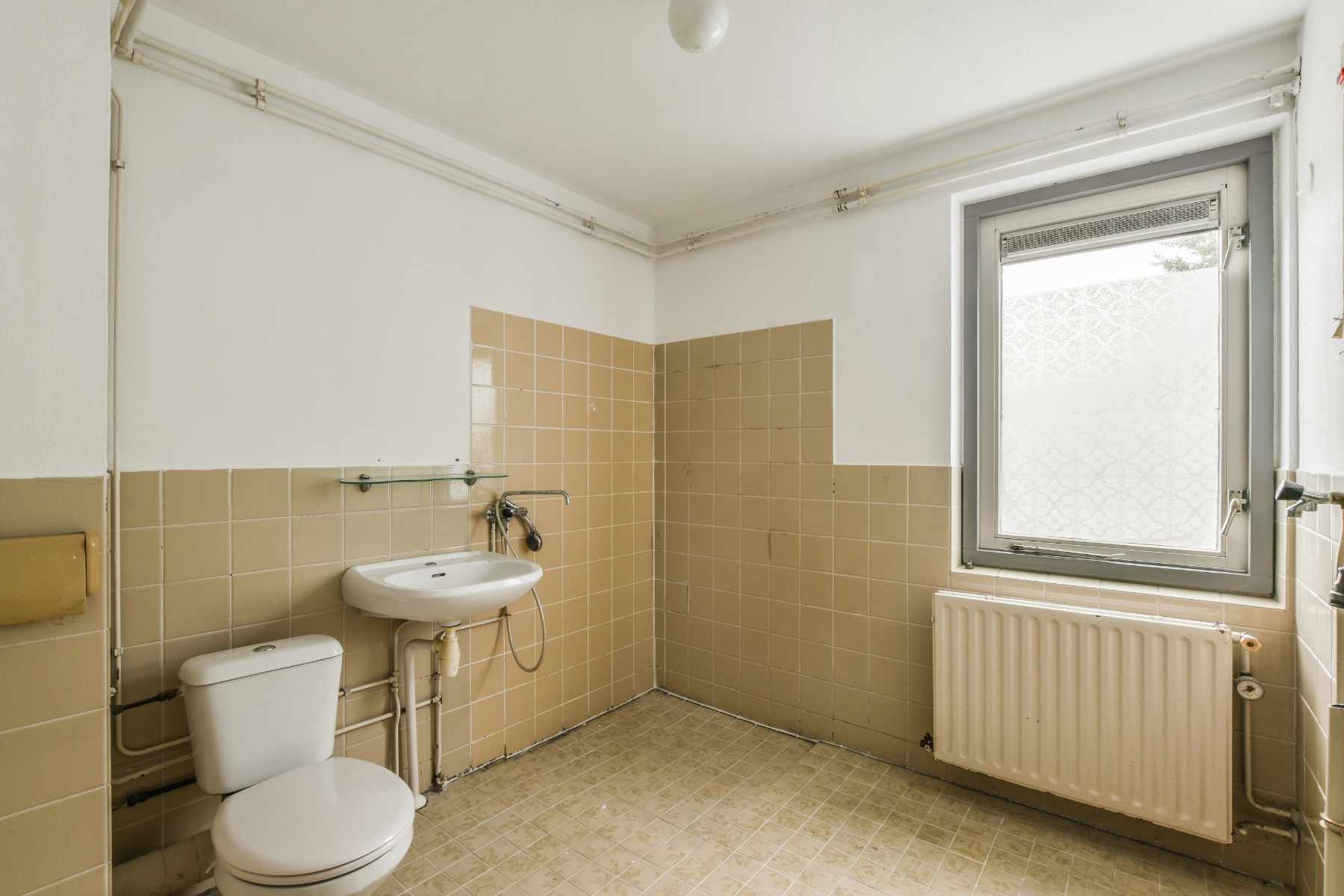 small-restroom-in-apartment-XTM47SW.jpg